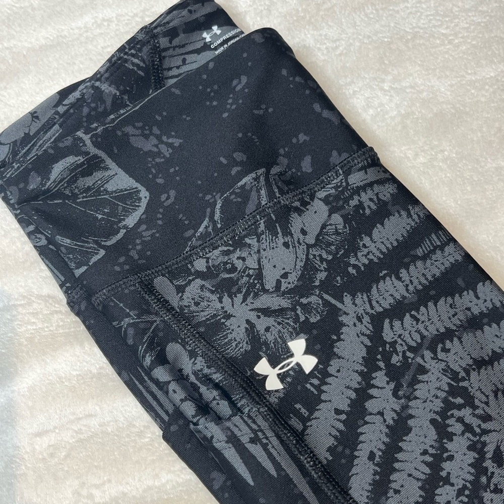 Under Armour Nature/Flower/Leaf Pattern Black & Gray Compression Legging Size XS